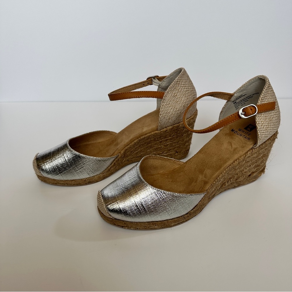 White Mountain NWOT Espradille Wedge Women’s Size 9M. Tan back w/silver top.